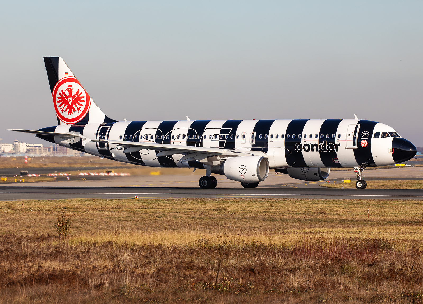 Emirates Airbus A380 Takeoff Frankfurt Airport<br />
A6-EOQ
